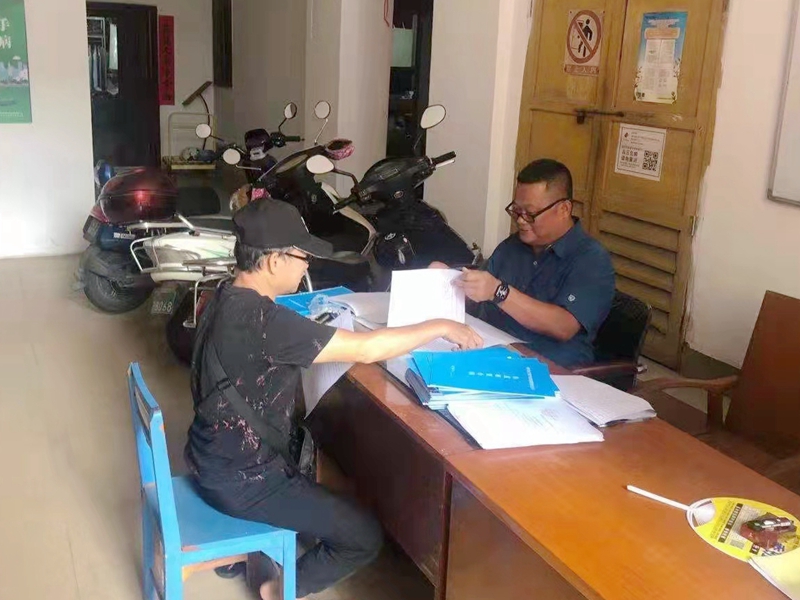 /QJ_864109667177.jpg 公司資產(chǎn)專管員主動(dòng)上門為租戶辦理合同簽約事宜.jpg