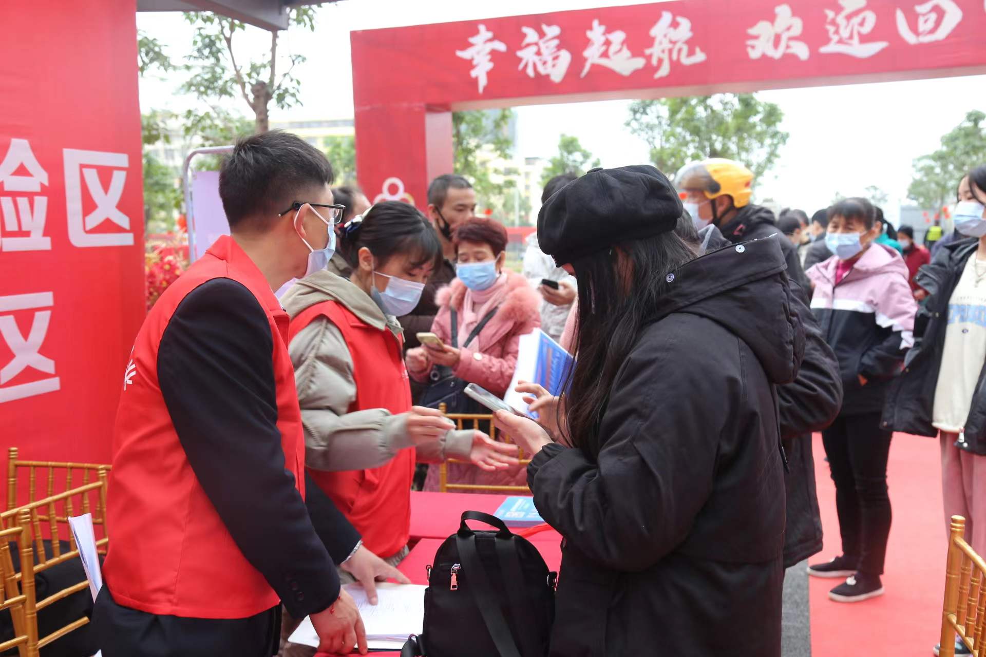 3 工作人員耐心細致為業(yè)主提供服務(wù)和講解.jpg