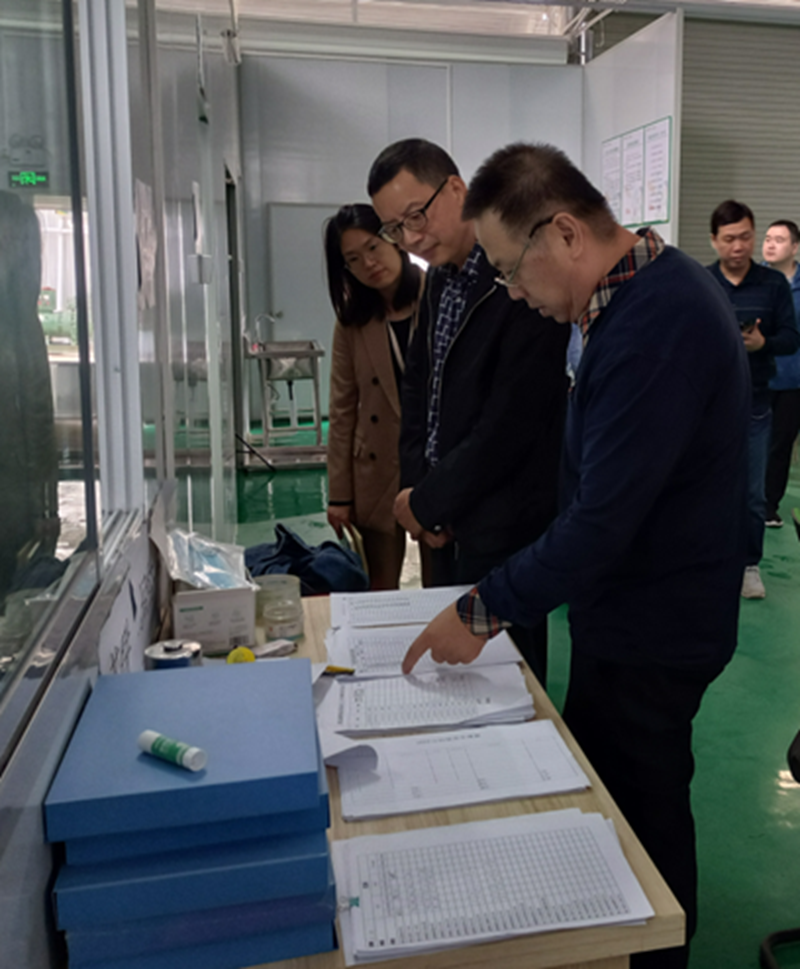 /QJ_488718537464.png 調(diào)研組檢查基地員工健康管理臺(tái)賬情況.png