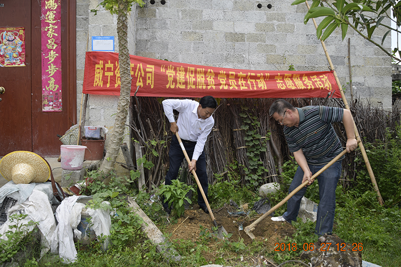 一幫一聯(lián)結(jié)隊樹植樹組，組員幫助2戶幫扶貧困戶在房前屋后閑置土地上種植果樹，為鄉(xiāng)村建設(shè)增添一抹綠色，進(jìn)一步美化村容村貌。.JPG
