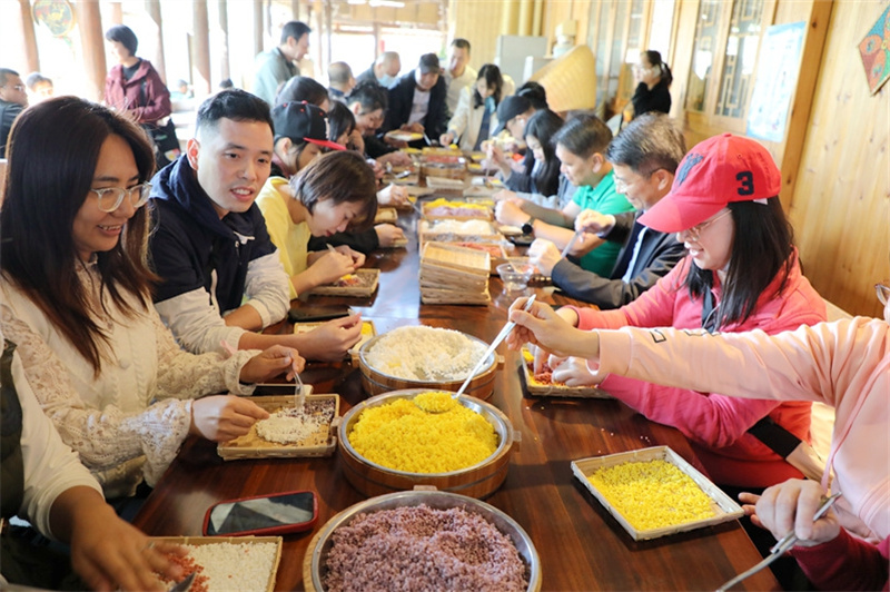 2.威寧資產(chǎn)公司到五彩壯鄉(xiāng)研學基地體驗制作五色糯米飯、艾饃.jpg