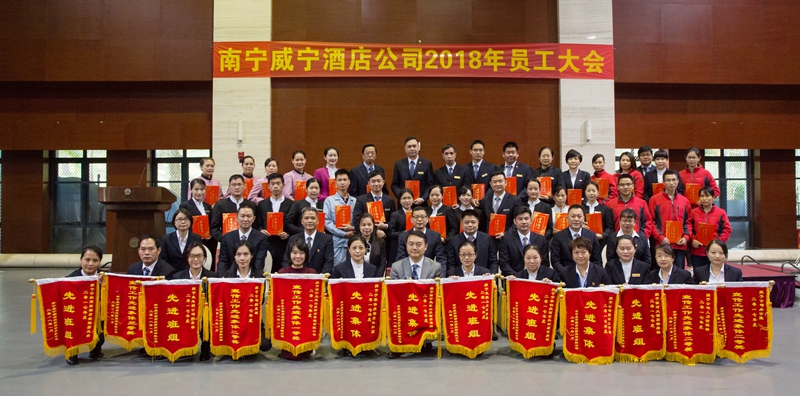 公司領(lǐng)導(dǎo)與獲獎(jiǎng)集體、個(gè)人合影_副本.jpg
