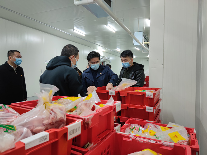 /QJ_273059890462.jpg 現(xiàn)場(chǎng)了解食材存儲(chǔ)情況(饒潔時(shí)).jpg