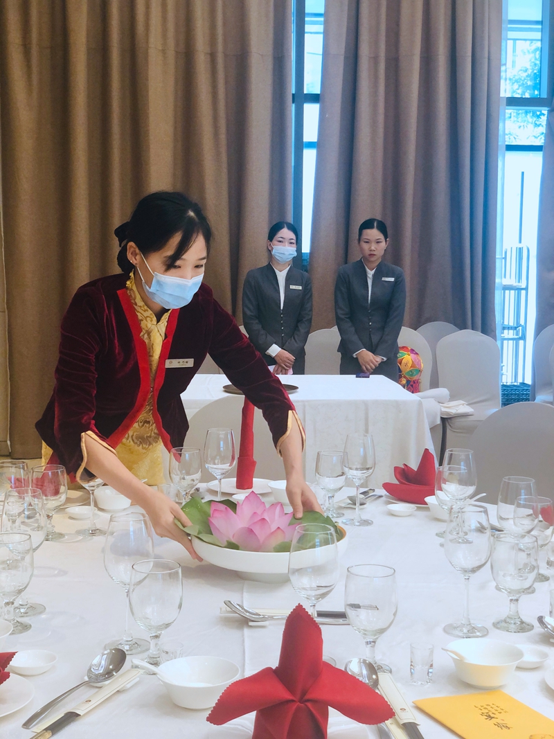 /QJ_175610926371.jpg 中餐宴會擺臺1.jpg