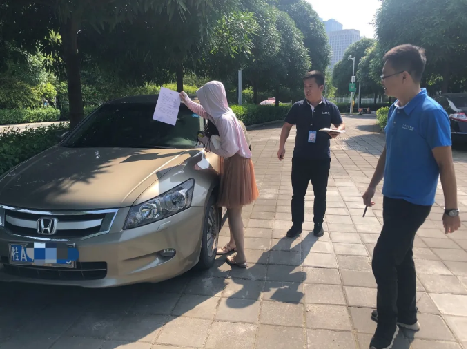 /QJ_127719725932.png 物業(yè)部對亂停放車輛車主進行勸導(dǎo).png