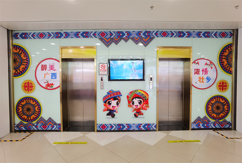 /QJ_981650442908.jpg 百貨朝陽店電梯口“三月三”裝飾.jpg