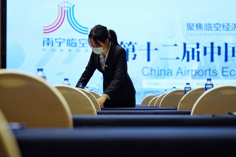 /QJ_157920207381.jpg 精心布置會(huì)場(chǎng).jpg