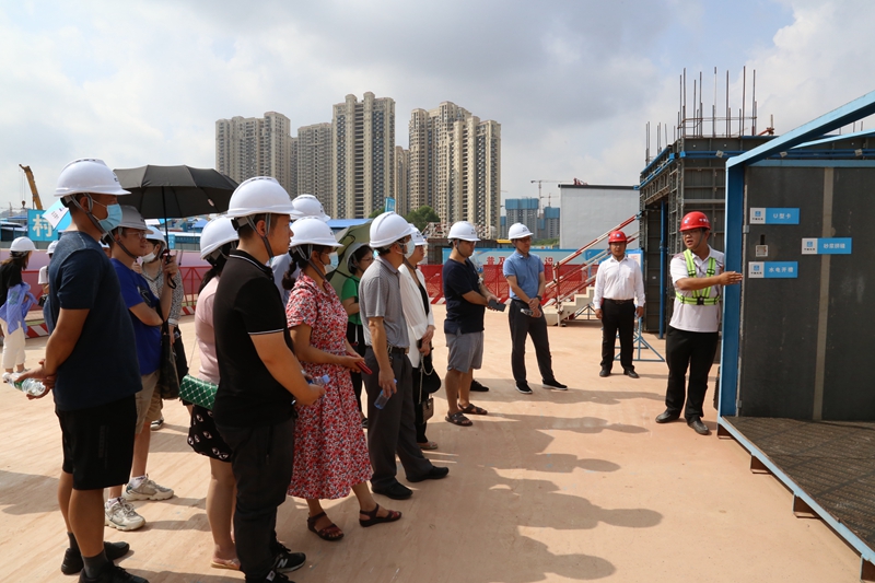 /QJ_604991666037.jpg 業(yè)主代表在工地現(xiàn)場(chǎng)聆聽(tīng)施工工藝等講解.JPG