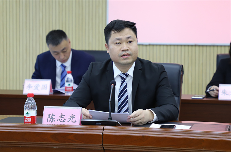 公司黨委副書記、總經(jīng)理陳志光代表經(jīng)營班子作經(jīng)濟(jì)工作報(bào)告（拍攝：焦洋）.jpg