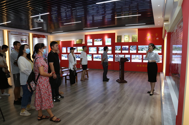 /QJ_604990895576.jpg 業(yè)主代表參觀威寧青運(yùn)村黨性教育基地.JPG