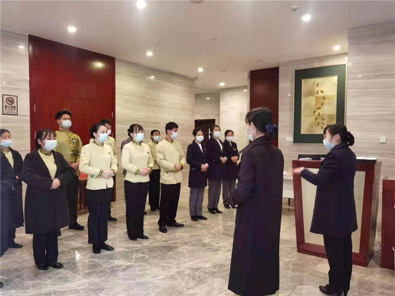 /QJ_371344632974.jpg 7.酒店-五象山莊餐飲部開(kāi)工班前會(huì).jpg