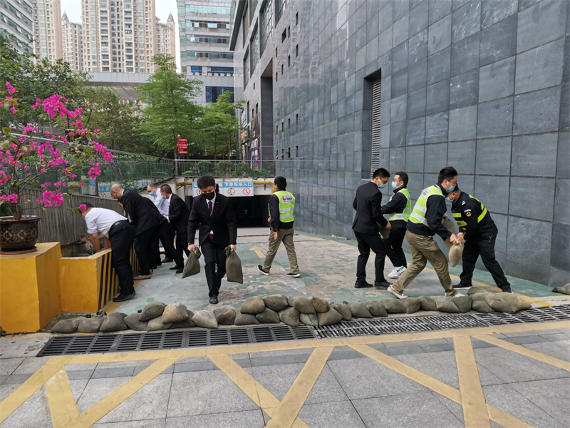 搶險救援隊(duì)員正在緊張構(gòu)筑防水沙包陣地.jpg