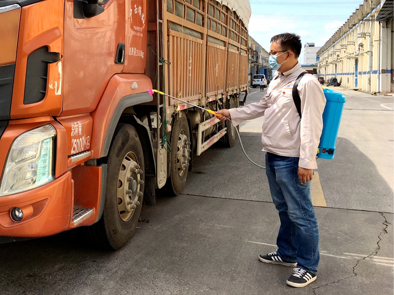 /QJ_924513062288.jpg 售糧車輛入庫(kù)消毒(拍攝:黃丹妮).jpg