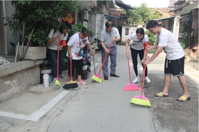 /QJ_039486486906.png 與宿舍區(qū)居民一起開展衛(wèi)生大掃除.png