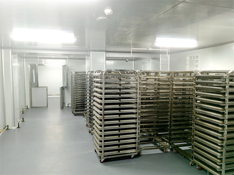 /QJ_819980720198.jpg 銀河大酒店糕點生產車間晾冷間(鄧治中).jpg