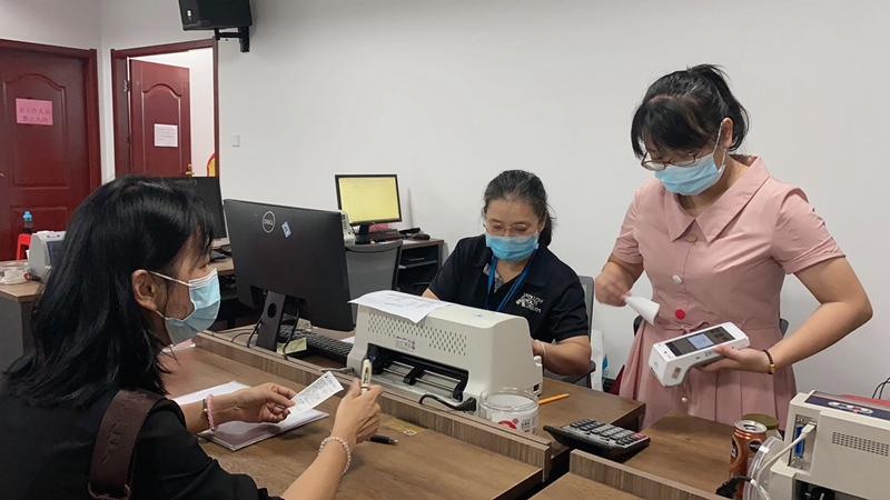 /QJ_976497280283.jpg 員工駐守公司確保回款工作順利開展.jpg