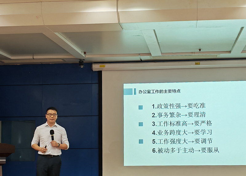 /QJ_300051113139.jpg 培訓(xùn)老師授課2.jpg