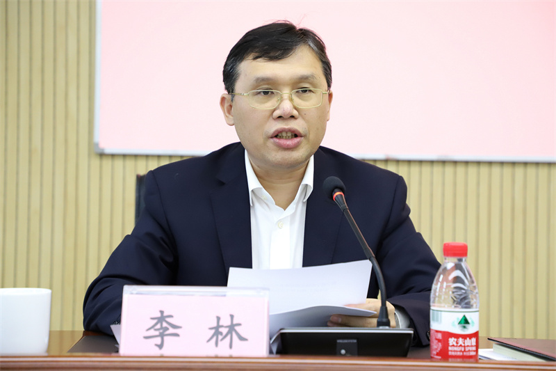 /QJ_938518341260.jpg 李林代表公司經(jīng)營(yíng)班子作年度工作報(bào)告(拍攝:柒紅).jpg