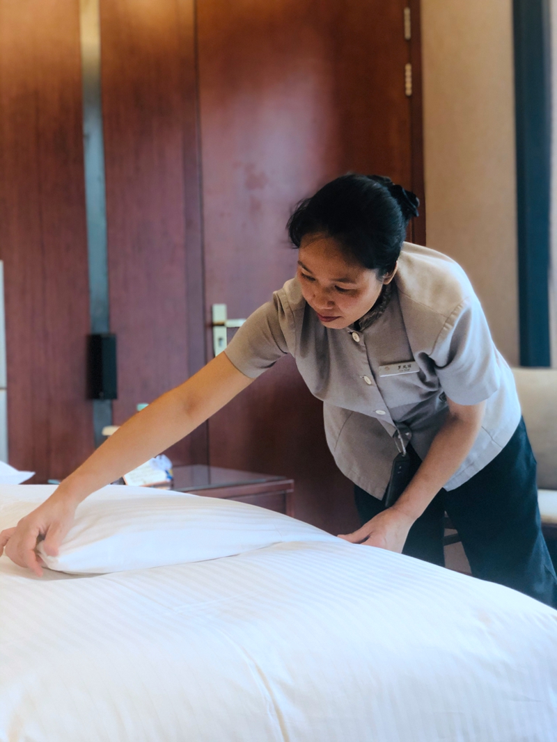 /QJ_175611745331.jpg 客房部員工鋪床精益求精.jpg