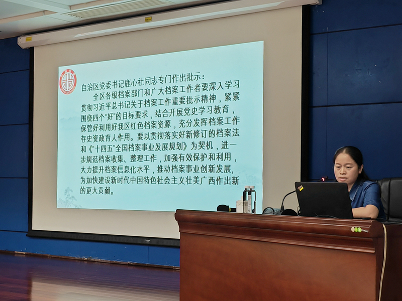 /QJ_300050768378.jpg 培訓(xùn)老師授課1.jpg